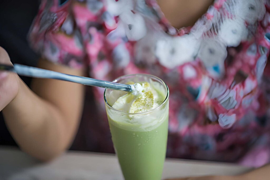 femme prenant Matcha Slim