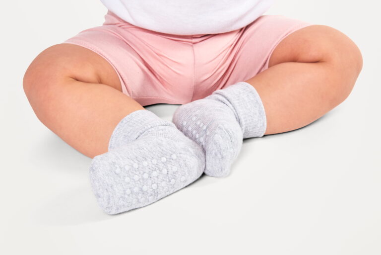 Un bébé assis avec chaussettes