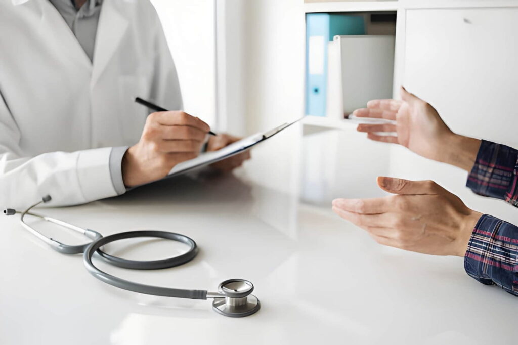 Un docteur avec patient sur un sujet de Gamma GT élevé et fatigue