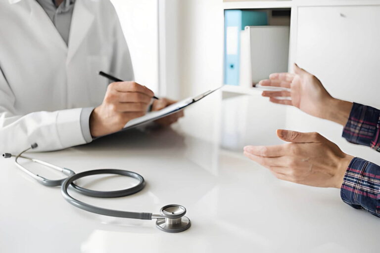 Un docteur avec patient sur un sujet de Gamma GT élevé et fatigue