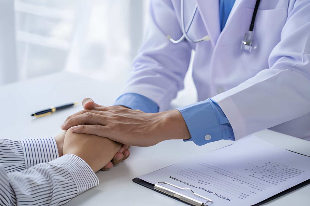 Docteur donnant conseils au patient apres le soin